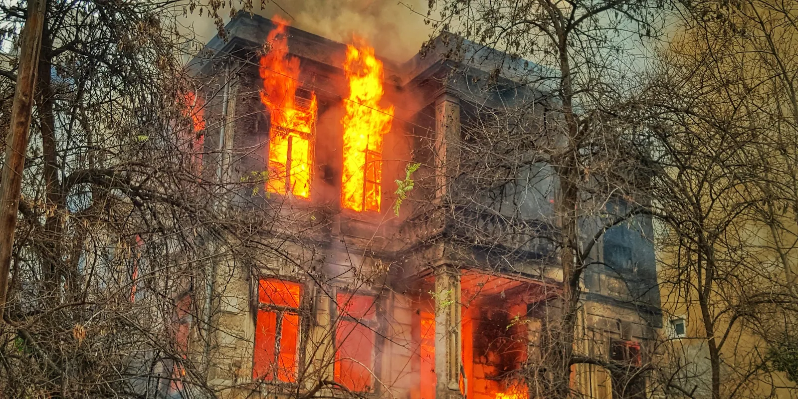 Lakástűzben égett meg súlyosan egy fiatal nő