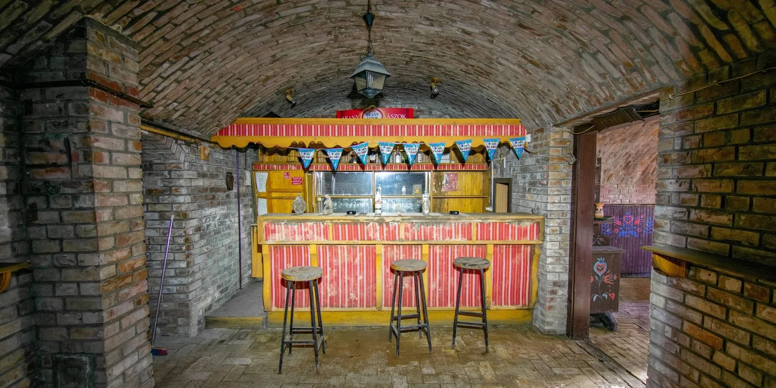 Mindent hátrahagyva tűntek el a magyar csárdából