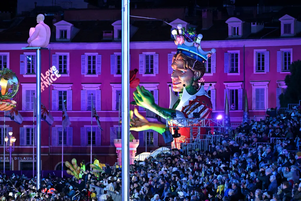 Le char de la Reine lors du 2eme corso carnavalesque nocturne du Carnaval 2026 - Vive la Reine, à Nice, le 14 février 2026. Le Carnaval se déroule du 11 février au 1 mars 2026. Il est le 1er carnaval de France et l'un des plus célèbres du monde, avec ceux