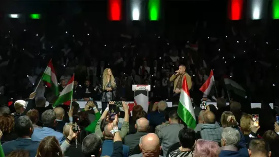 Álló ováció: Curtis és Radics Gigi óriási sikert aratott a szombathelyi Háborúellenes Gyűlésen