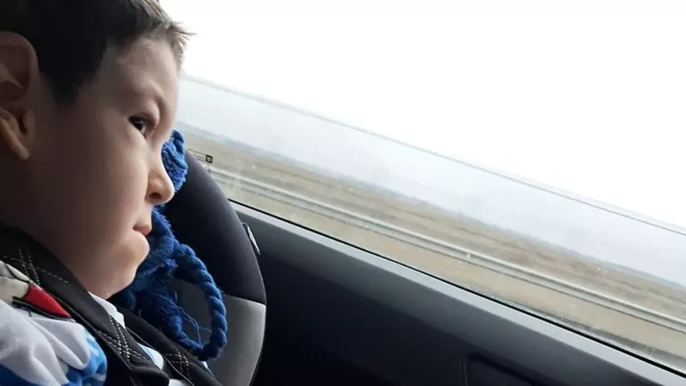 "Az SMA nem egyenlő a fogyatékossággal" - Zsombika elindult a fejlődés útján, de bántják a neten