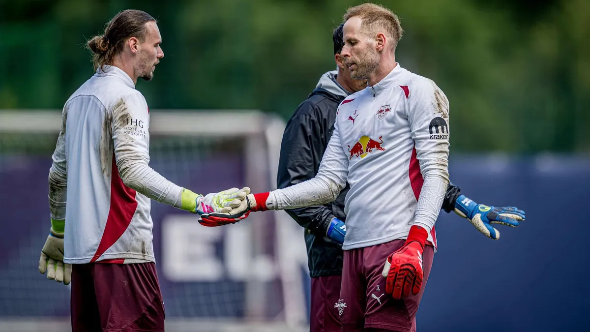 Gulácsi Péter (jobbra) és Maarten Vandevoordt az RB Leipzig kapusedzésén