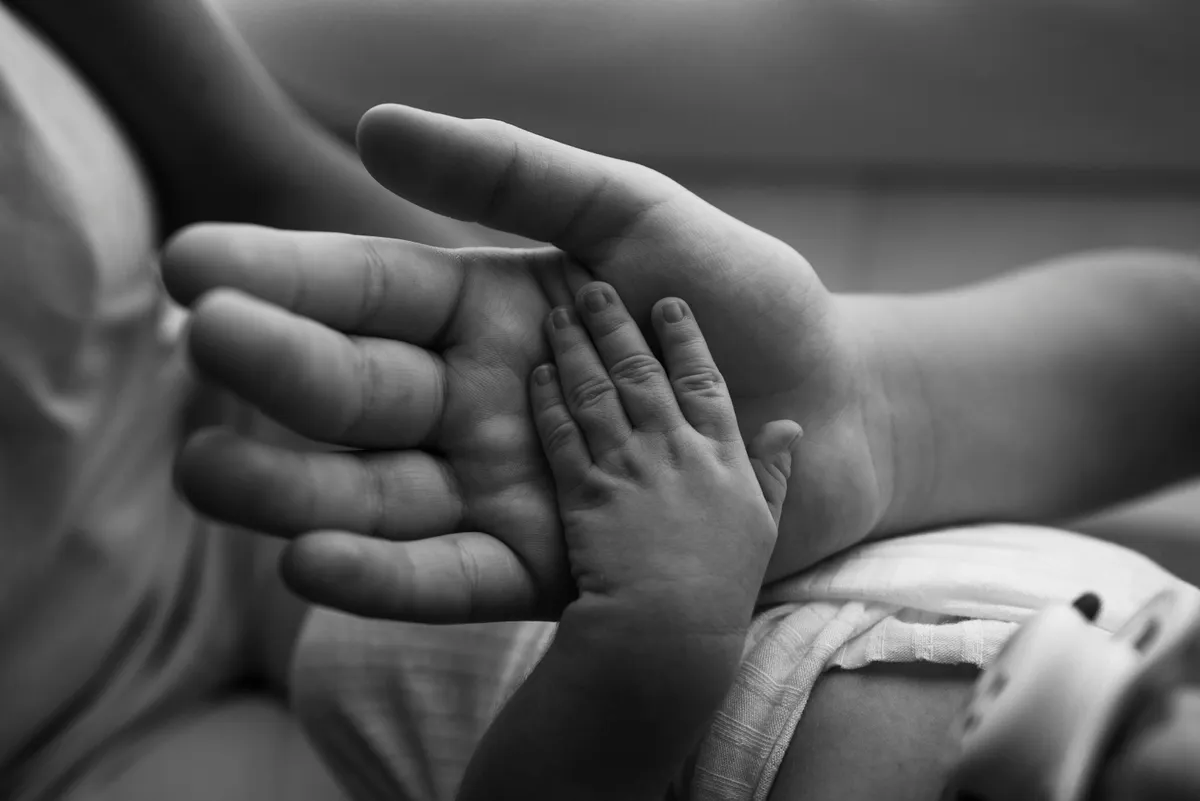 alt=Az aggódó édesanya korán észrevette a nem mindennapi tüneteket a kisfián