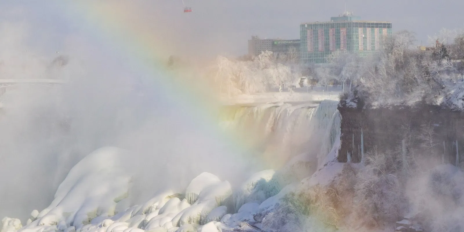 Özönlenek a turisták a befagyott látványossághoz
