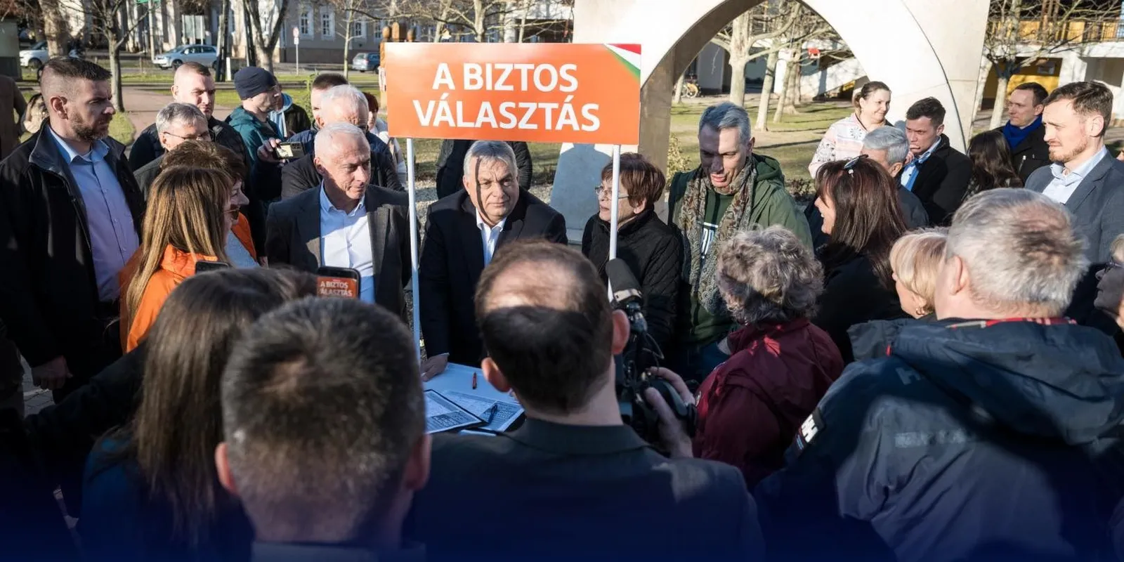 Kisteleken járt Orbán Viktor, dőltek az aláírások