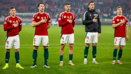 Csók a pálya szélén: Meseszép lányt szeret a magyar válogatott focista - fotók