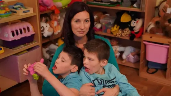 Két autista kisfia mellett talált rá a szerelem Juditra - ez volt a titka