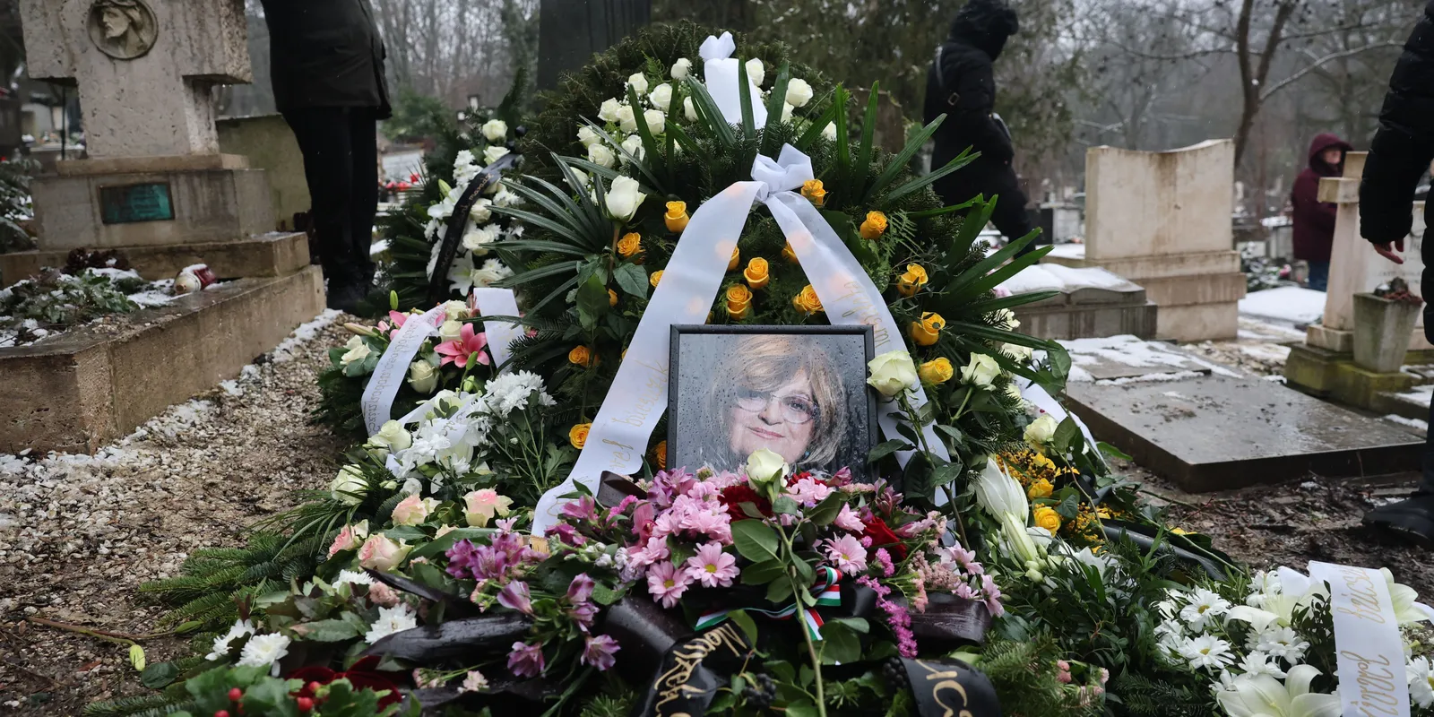 Meghökkentő dolgot tett Stohl András Voith Ági temetésén