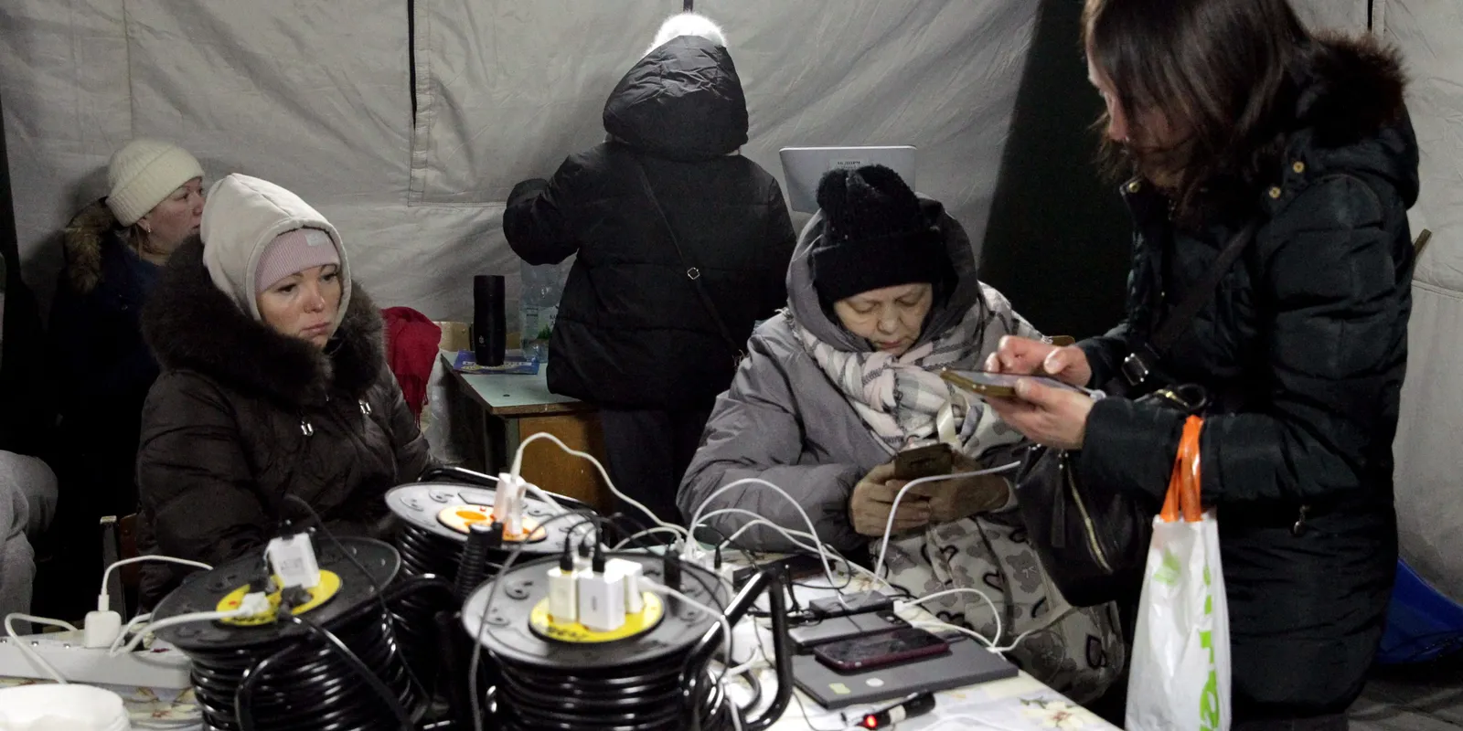 Ukrajnában sokan havat gyűjtenek, hogy legyen vizük