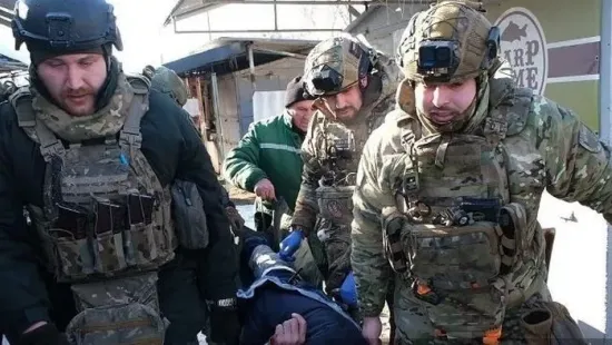 „Senki sem akar meghalni” – sírva hagyják el otthonaikat a háború elől menekülő ukránok