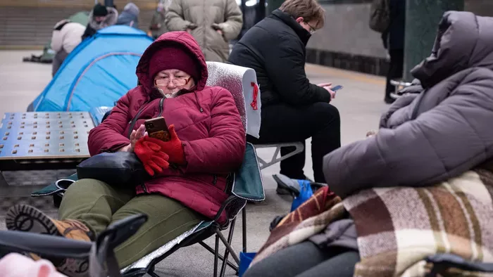 Kijevben sokan a metróalagútban húzzák meg magukat