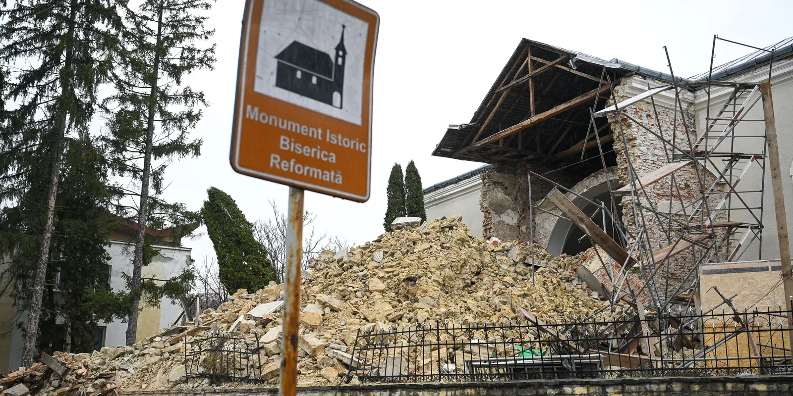 Leomlott a szilágycsehi református templom 507 éves tornya