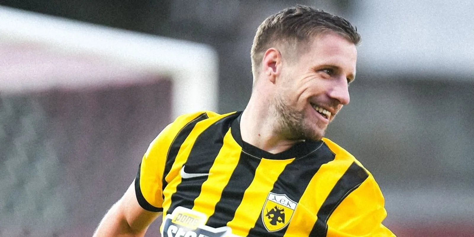 Kiütés Athénban, Varga Barnabás mosolya nem lehet őszinte