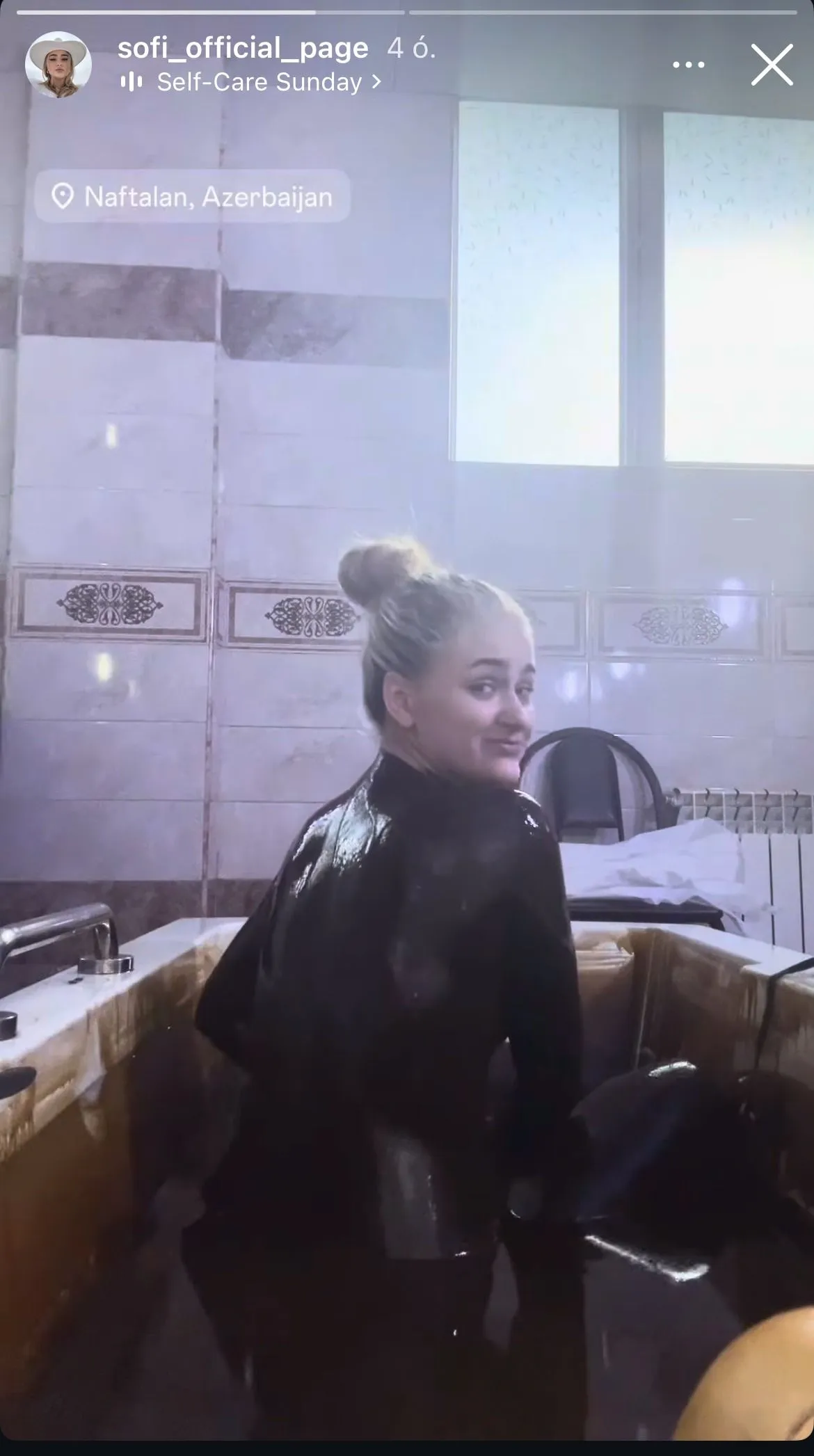 Ádám Sofi meztelenül