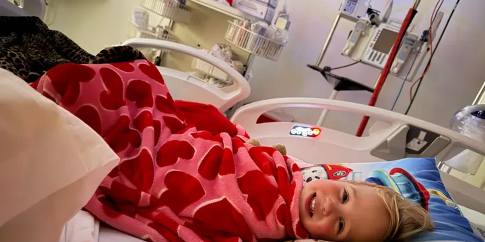 Így biztatják a szívátültetésre váró kislányt a munkások