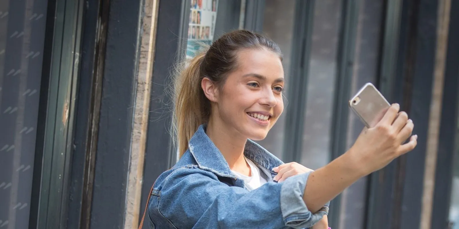 Félmeztelenül fotózták le az ágyban Rubint Rellát