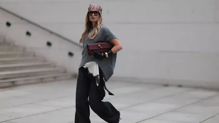 Végre kiderült, milyen cipővel kell felvenni a bőszárú farmert