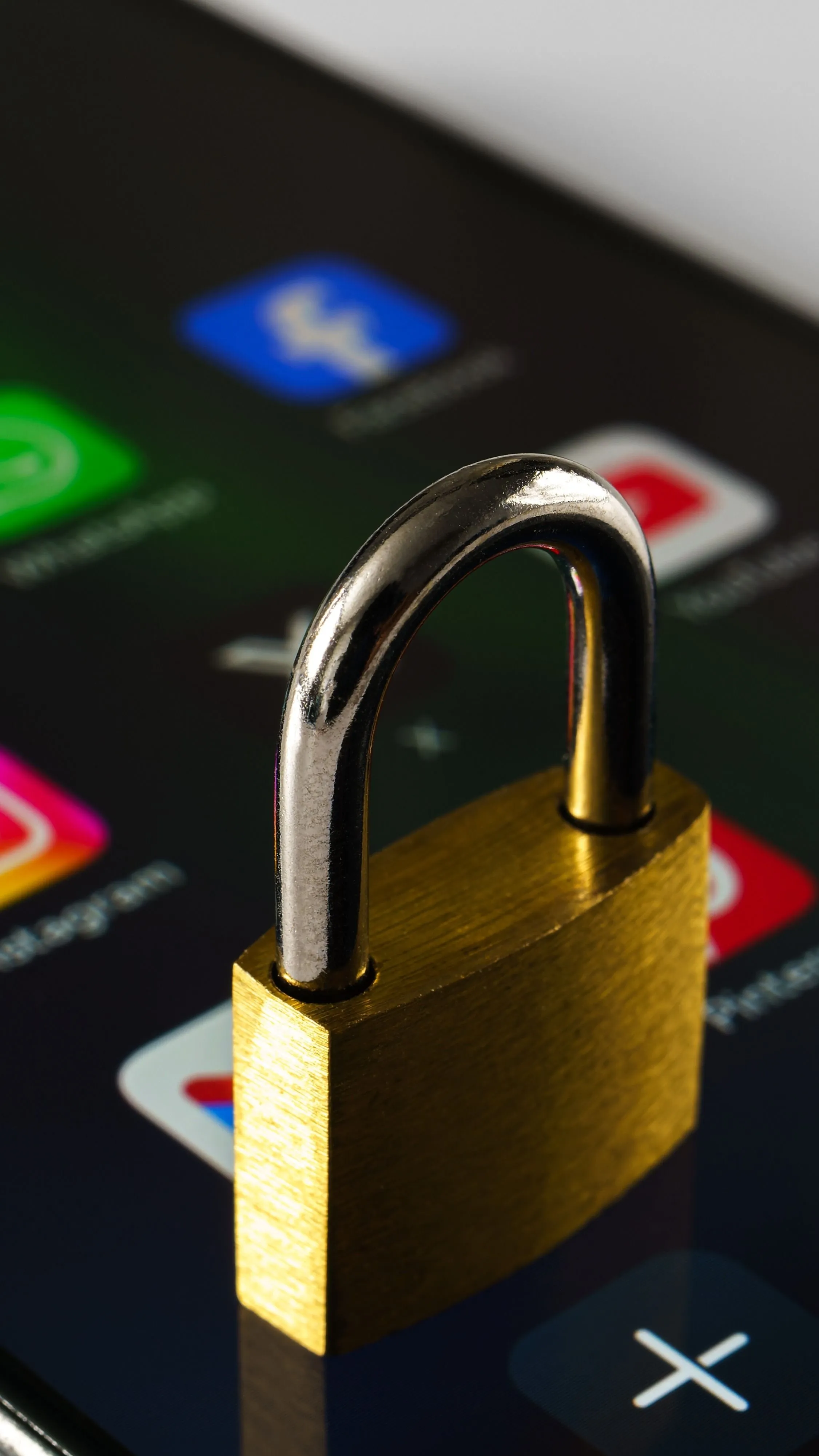 Három tinilány azért dobta el életét, mert szüleik elvették a mobiljukat!