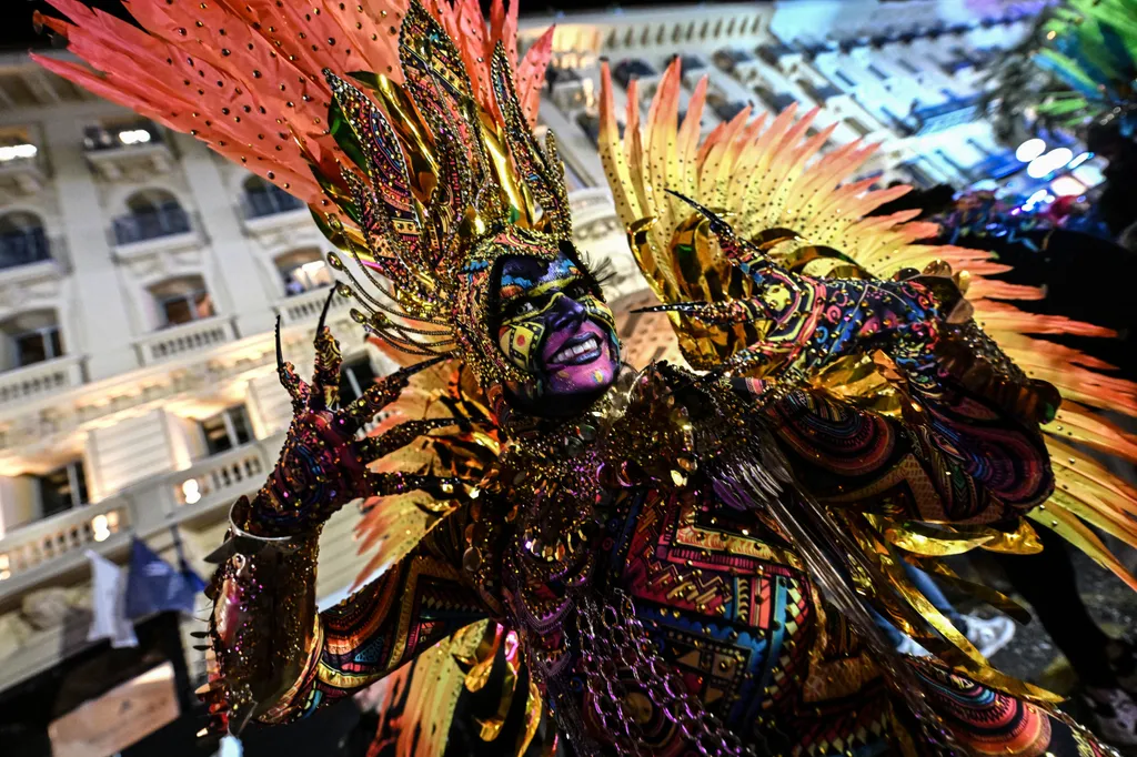 2eme corso carnavalesque nocturne du Carnaval 2026 - Vive la Reine, à Nice, le 14 février 2026. Le Carnaval se déroule du 11 février au 1 mars 2026. Il est le 1er carnaval de France et l'un des plus célèbres du monde, avec ceux de Rio et de Venise, attira