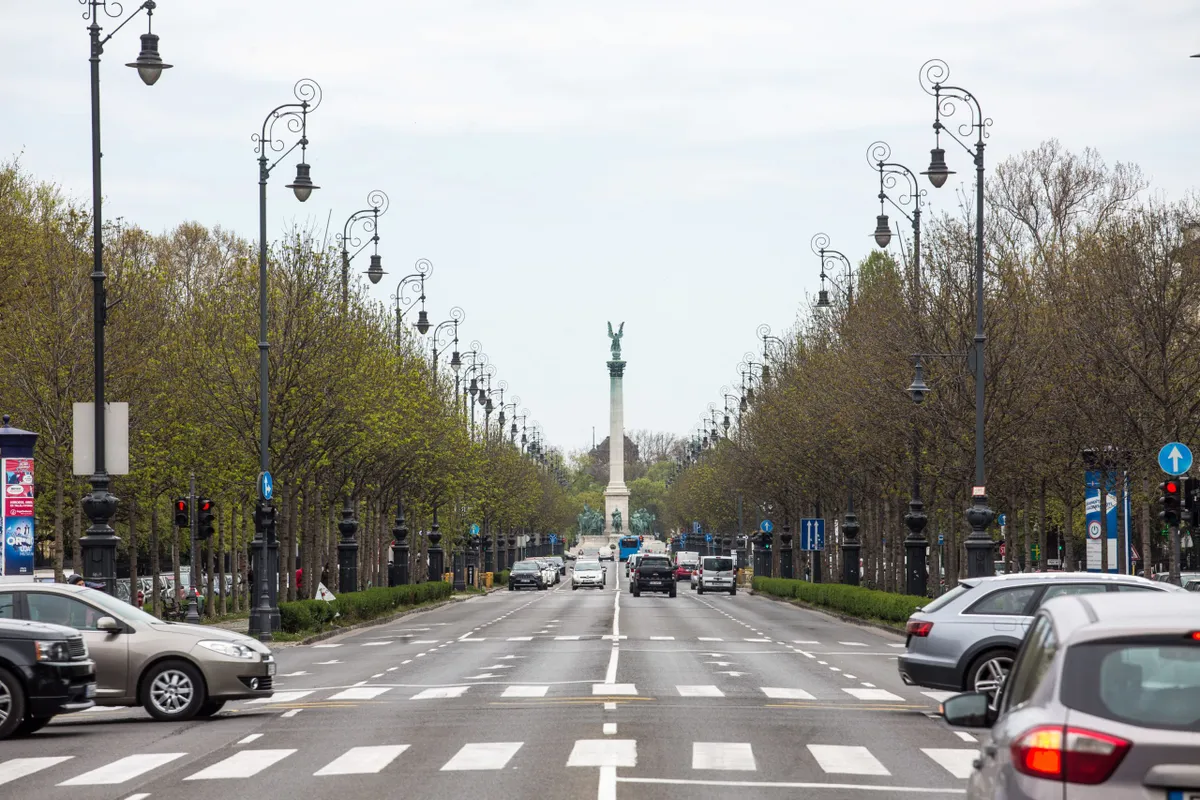 Az Andrássy úton, az egyik épületről ziuhant le a homlokzat az emberek közé.