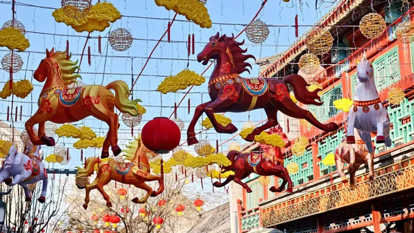 Itt a holdújév, piros lampionok, lovak mindenhol – Galéria