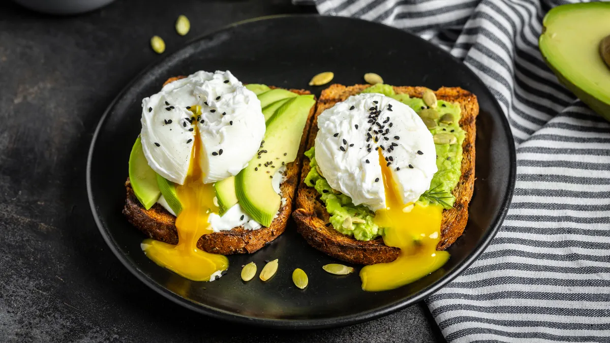 Lágytojás Sandwich,With,Avocado,And,Poached,Egg.,Wholemeal,Bread,Toast,Sliced