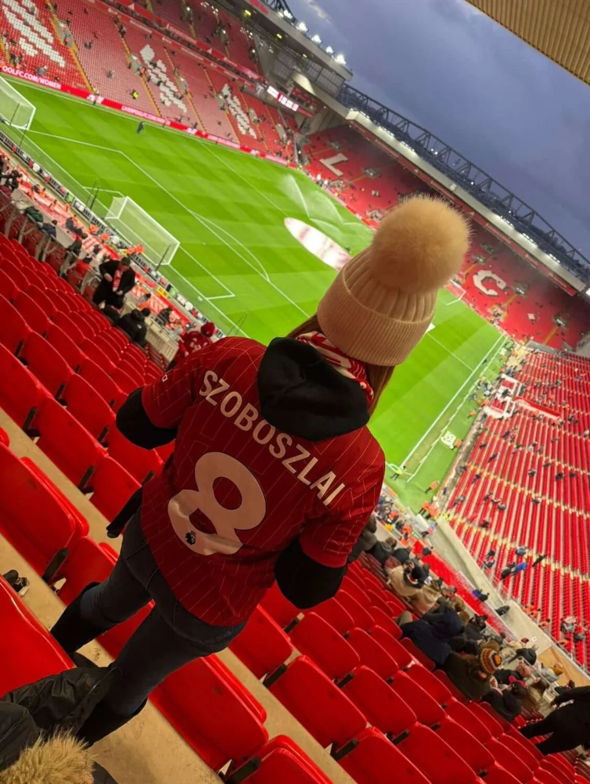 Szoboszlai Dominik mezben szurkolt Emilie az Anfield Roadon