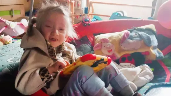 Emese most 3 éves, de még nem beszél - édesanyja azt reméli, hogy az intenzív terápiától kislánya önállóbb lesz