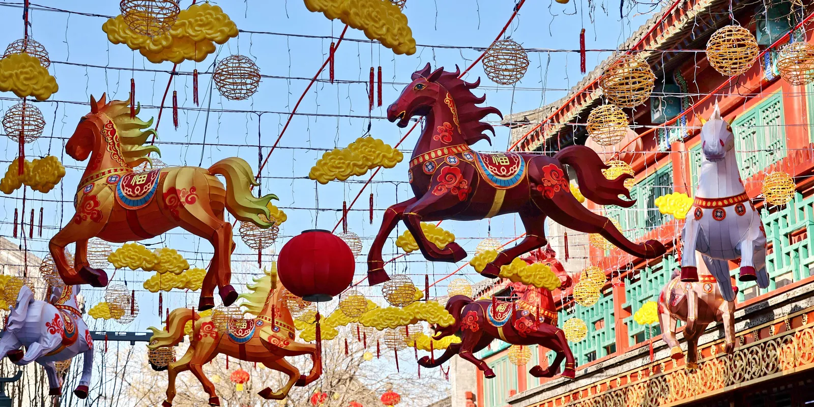 Itt a holdújév, piros lampionok, lovak mindenhol – Galéria