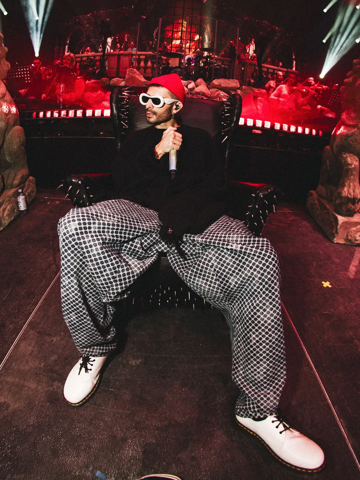 ByeAlex egy BDSM fotelben