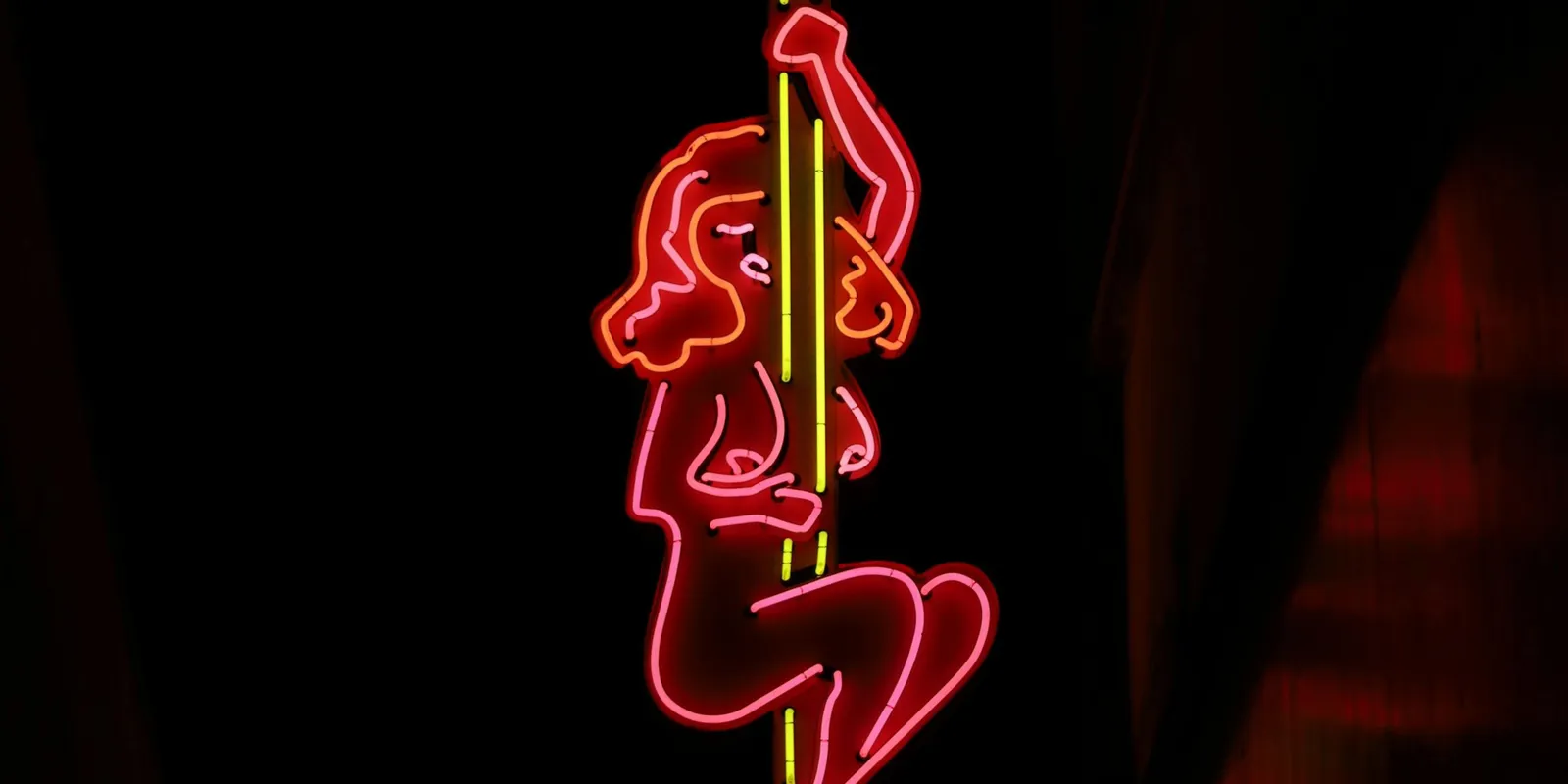 Egy sztriptízbár tulajdonosa lerántotta a leplet az üzlete működéséről