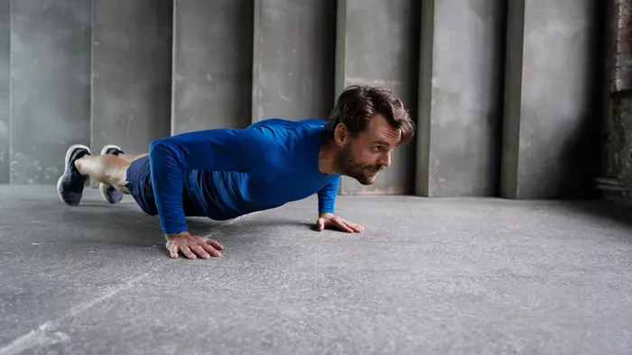 100 fekvőtámaszt végzett minden nap, így hatott testére