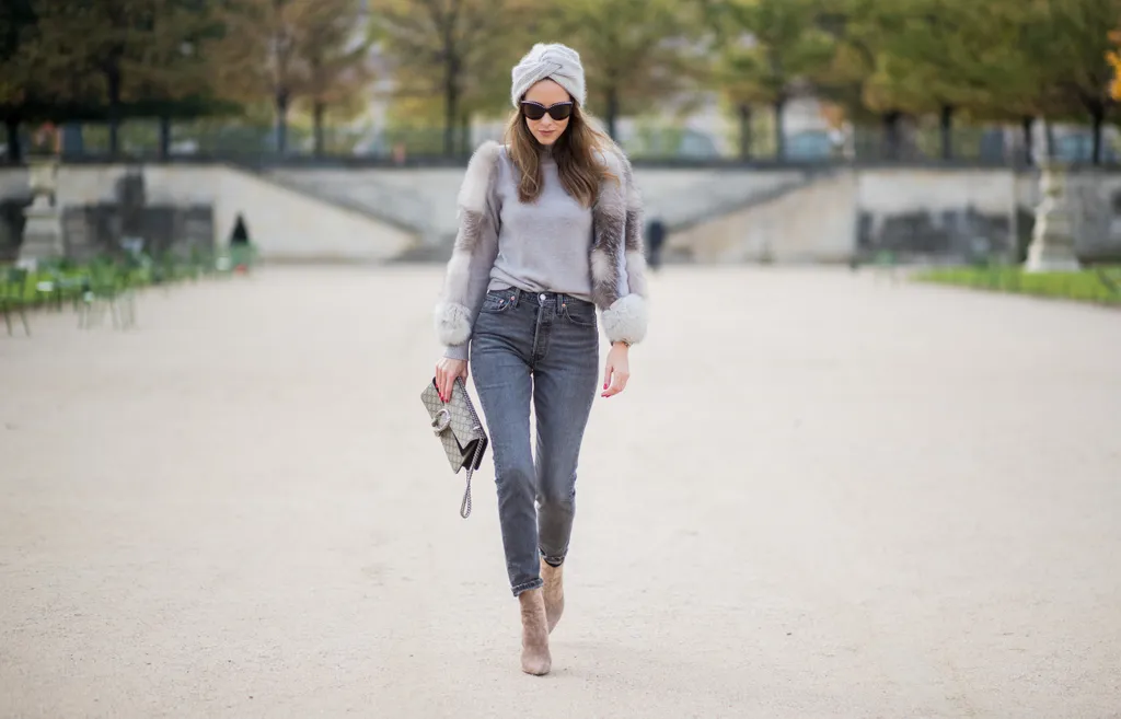 A farmer gyakorlatilag a máig nélkülözhetetlen része az emberek ruhatárának: az anyag adott, a stílus, ami évről évre változik. A képen a Levis egyik női modellje látható a 2018-as Paris Fashion Week tavaszi-nyári kollekciójából.