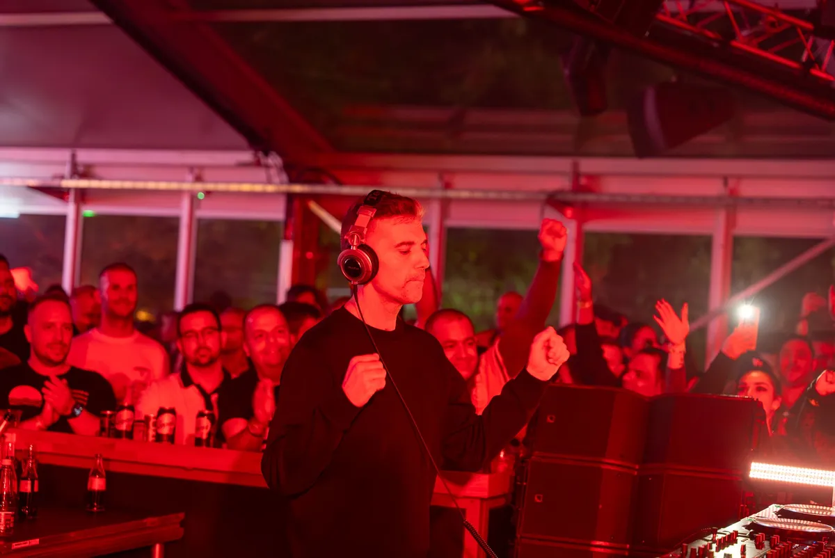 Chriss Ronson mindig hatalmas átéléssel zenélt. 