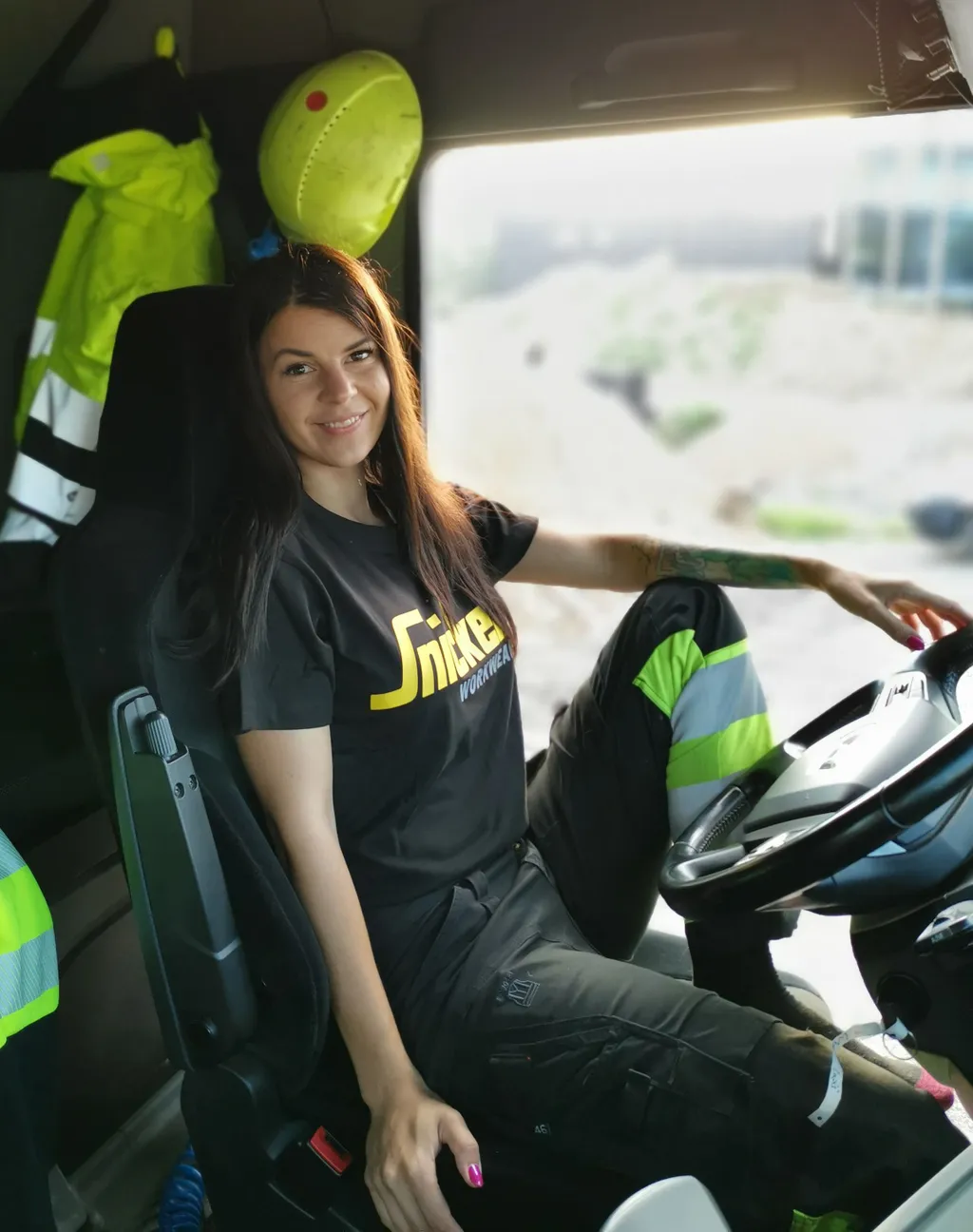 Jakab Noémi nem egy átlagos 35 éves nő. Miközben kortársai irodában ülnek, ő több, mint negyven tonnás monstrumokkal dolgozik a sárban Fotó: olvasói fotó