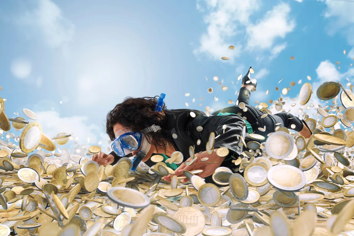 Univerzum támogat: pénzben fogsz úszni Businesswoman,Swims,In,A,Pool,Of,Money