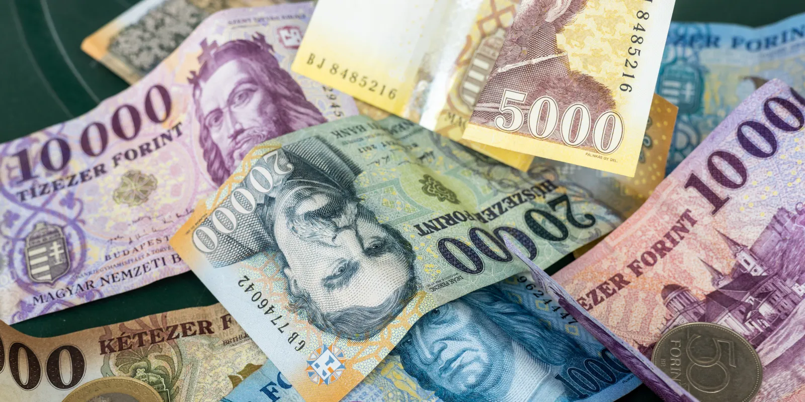 Béremelésekkel indul február