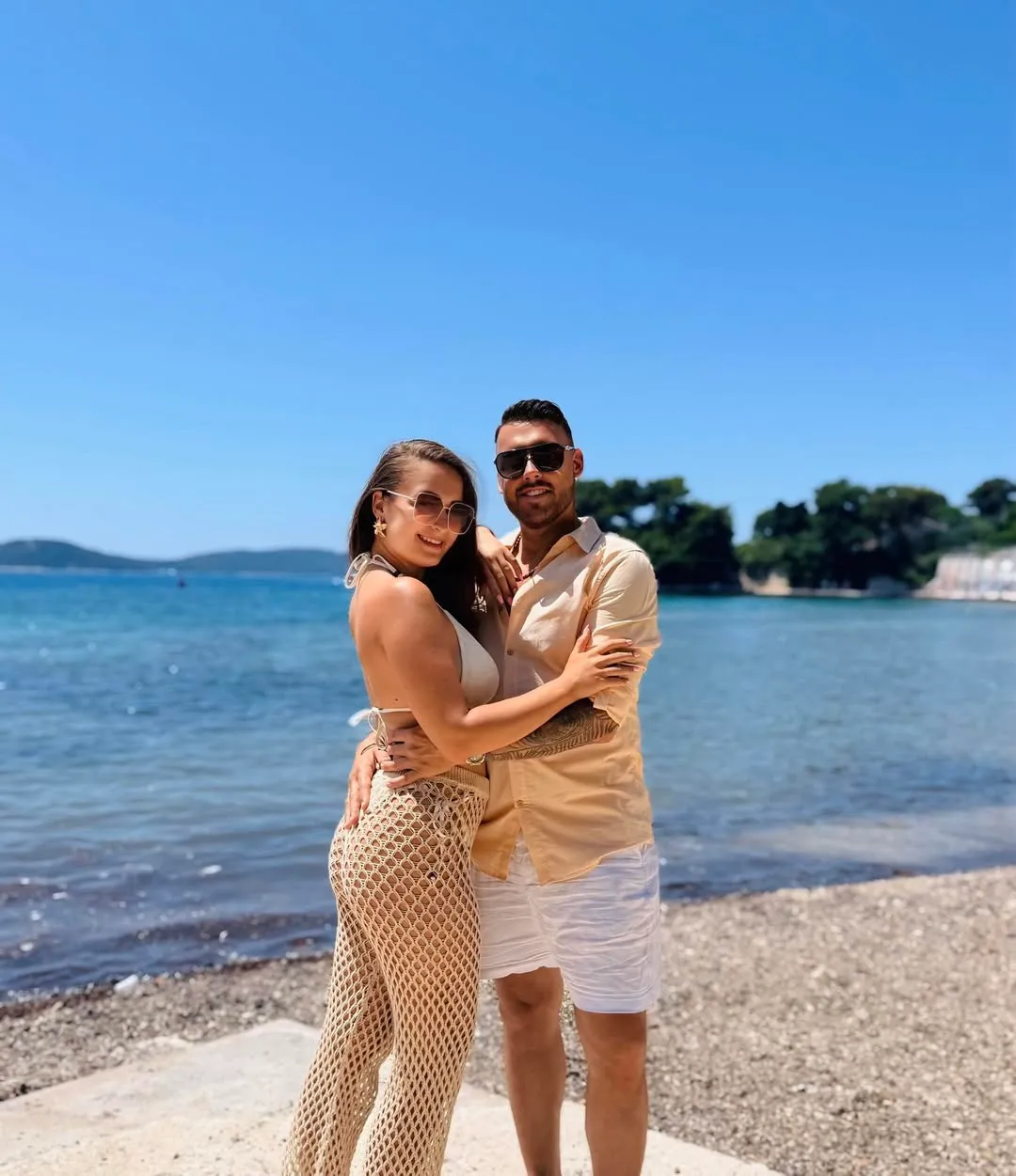 Szuperák Barbara és Jolly esküvőre készü, talán tengerparti helyszínt választanak.