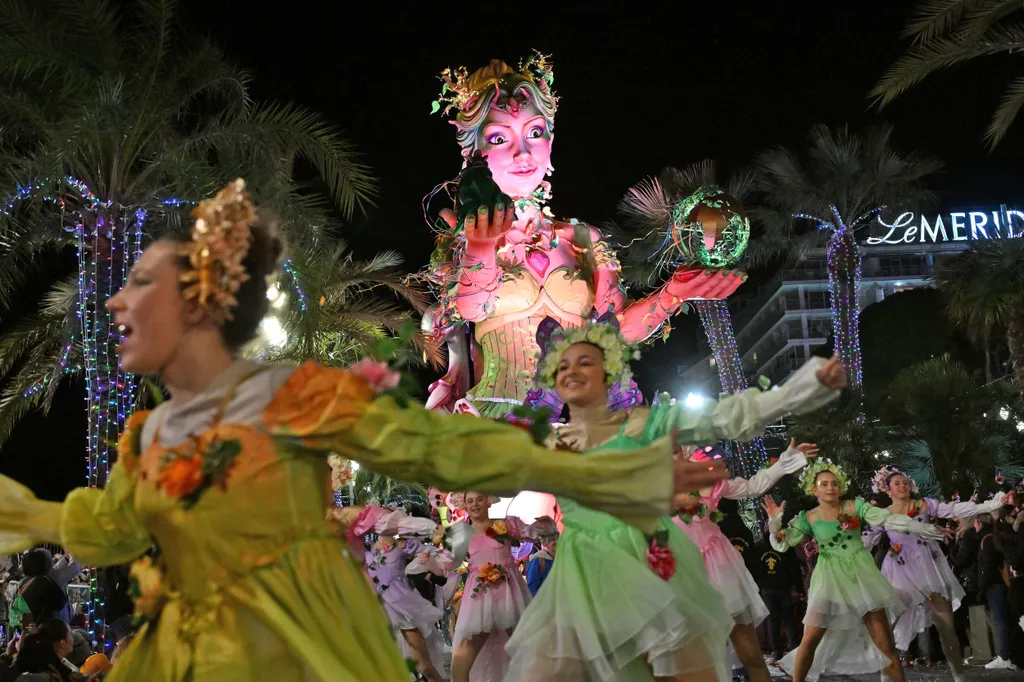 Le char de la Reine lors du 2eme corso carnavalesque nocturne du Carnaval 2026 - Vive la Reine, à Nice, le 14 février 2026. Le Carnaval se déroule du 11 février au 1 mars 2026. Il est le 1er carnaval de France et l'un des plus célèbres du monde, avec ceux