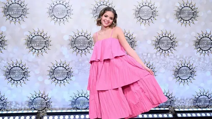 A színpadon szakadt le Nagy Bogi szoknyája