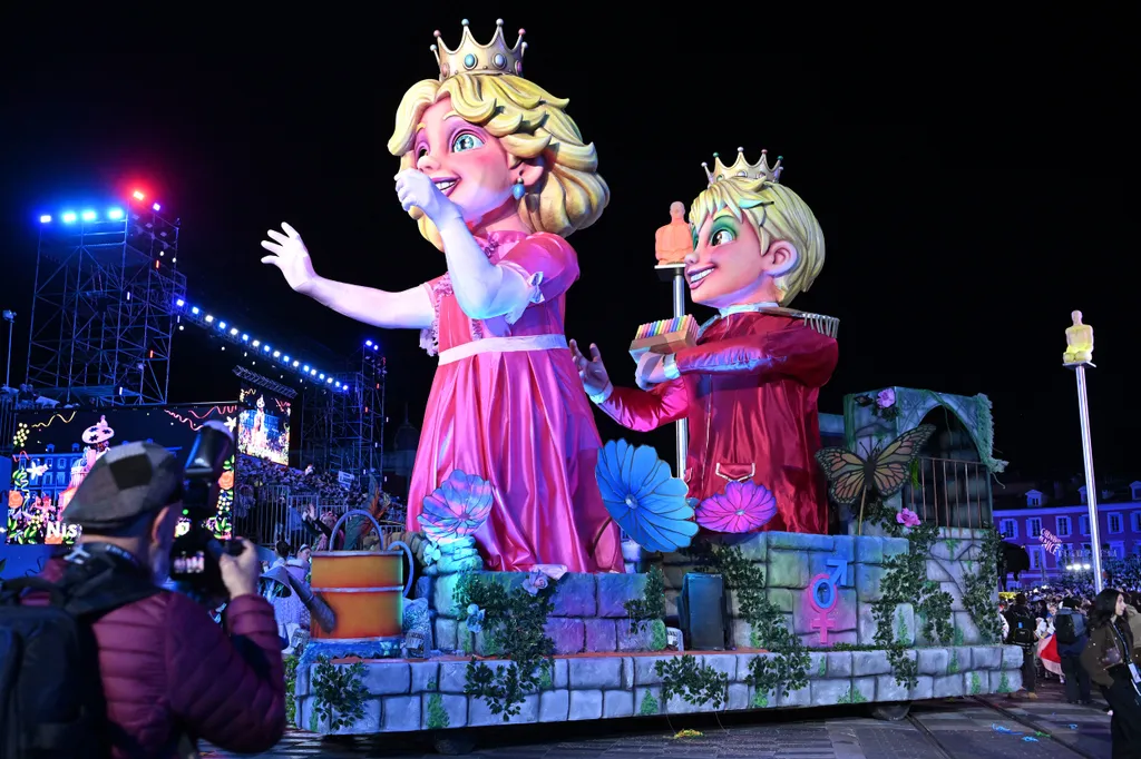 Le char Les Jumeaux Bâtisseurs, peut-être un clin d'oeil aux jumeaux princiers de Monaco, Jacques et Gabriella, quand on sait que le surnom de leur gran-père, le prince Rainier, était le prince Bâtisseurs, lors du 2eme corso carnavalesque nocturne du Carn