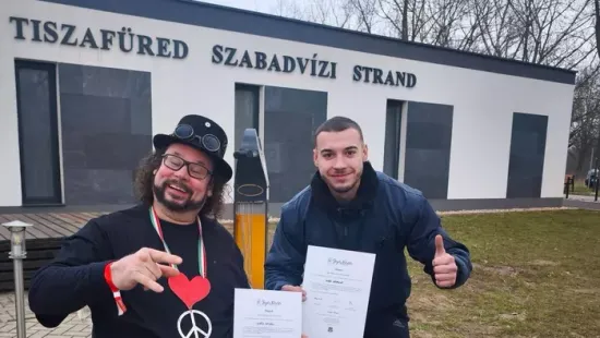 Borsodi acél a jégtáblák között: Csikó kerekesszékkel hódította meg a fagyos Tiszát!