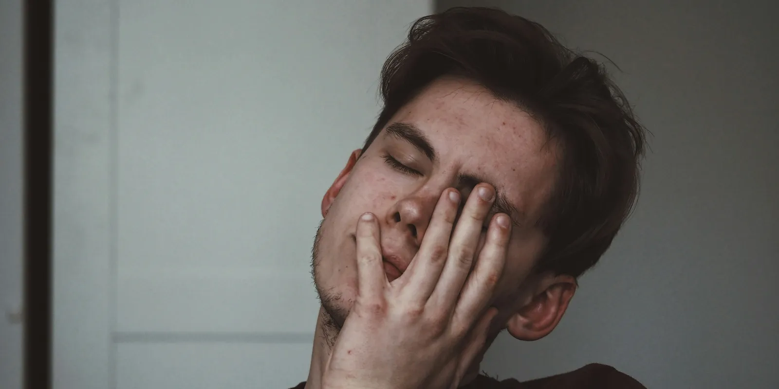 Naponta hat üveg bort ivott a 27 éves férfi, besárgult