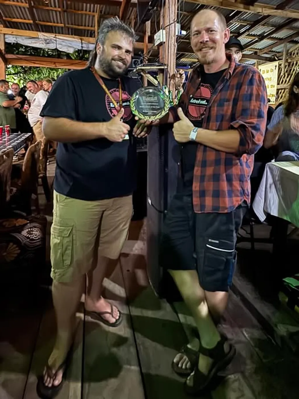 Robi és Zoli Budapest-Bamako Rally utolsó napján  Olive Garden, Lumley Beach, Freetown (Sierra Leone) Fotó:  Facebook / Zastavával Afrikába