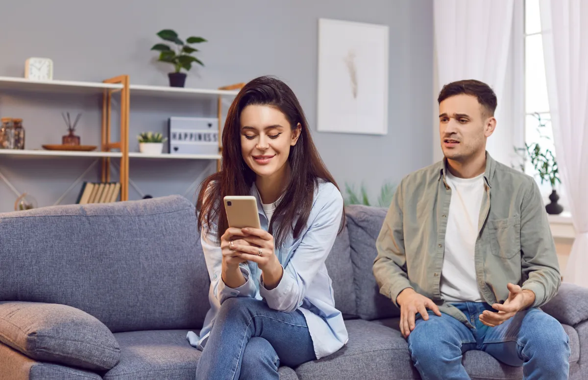 3 csillagjegy szkítás után, azonnal új partner után nézJealous,Husband,Leads,To,Conflict,As,He,Confronts,Wife,Over