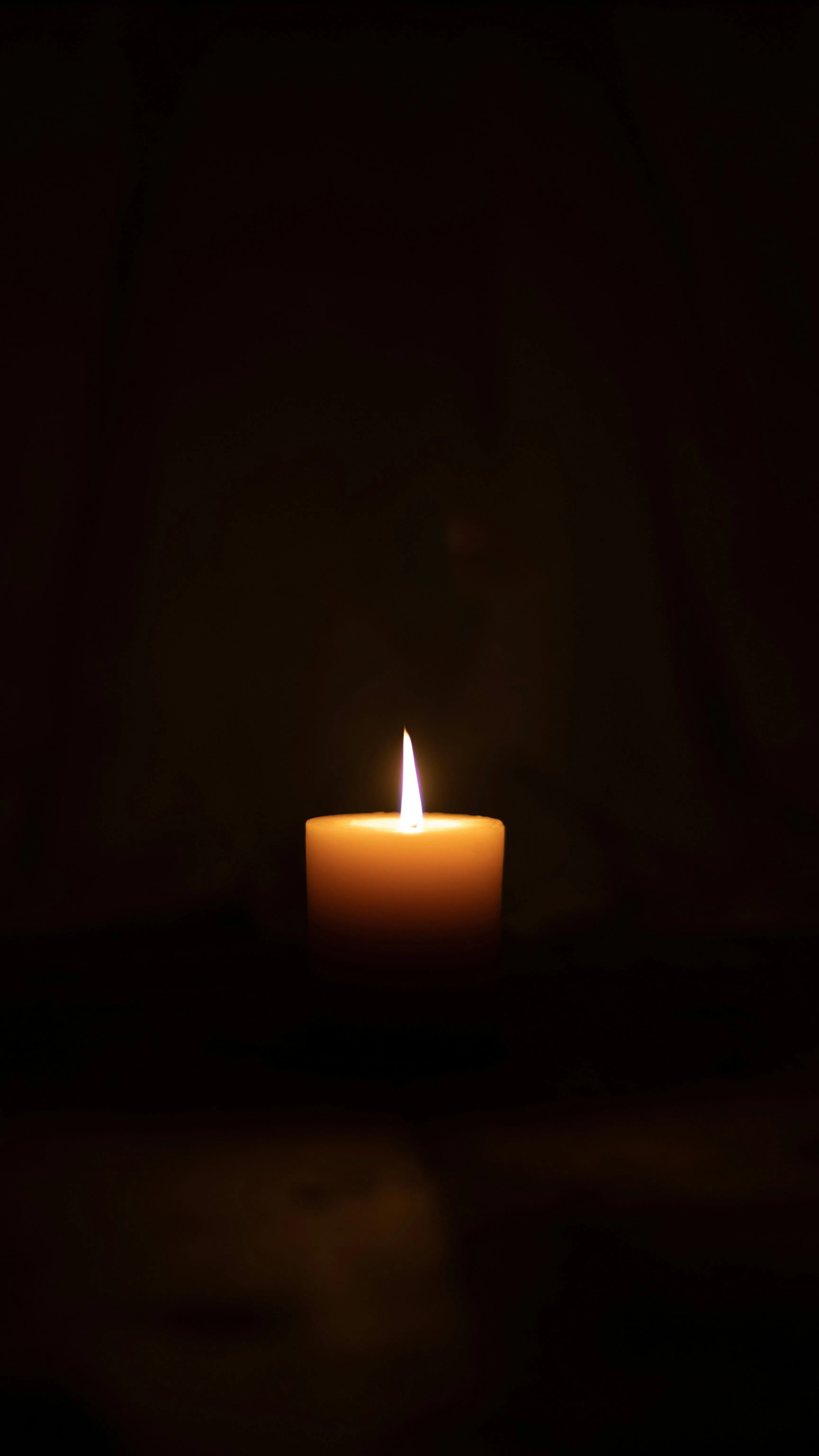 Egy 15 éves lány meghalt, miközben a telefonját használta