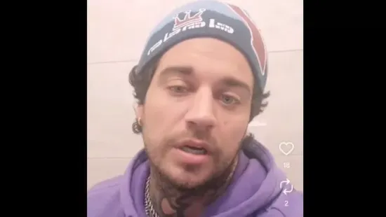 Itt az Újabb Mandula Ádám botrány: bemindenezve élőzött