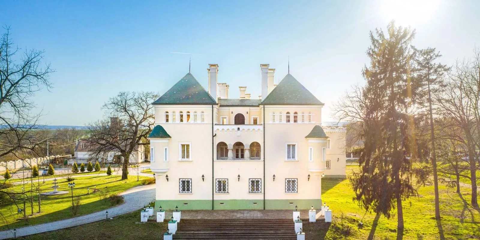 Lottóötös: akár a magyar Versailles-t is megveheti a nyertes