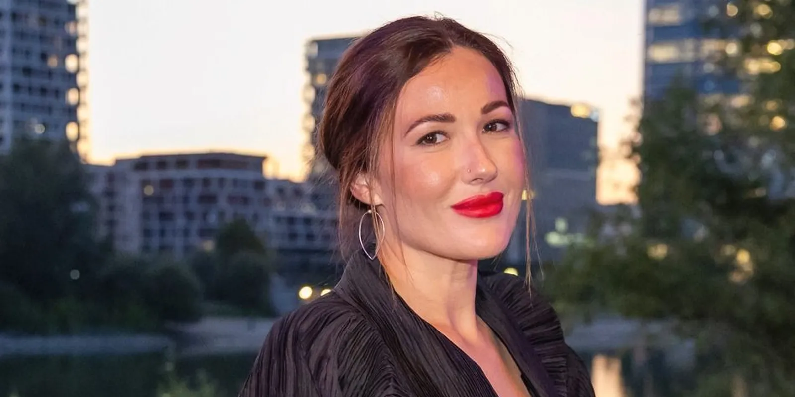 Széles mosolyt és oldal cicit villantott Janicsák Veca