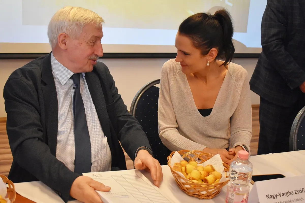 sajtótájékoztató a ceglédiek tervéről: ifjúsági ház épül